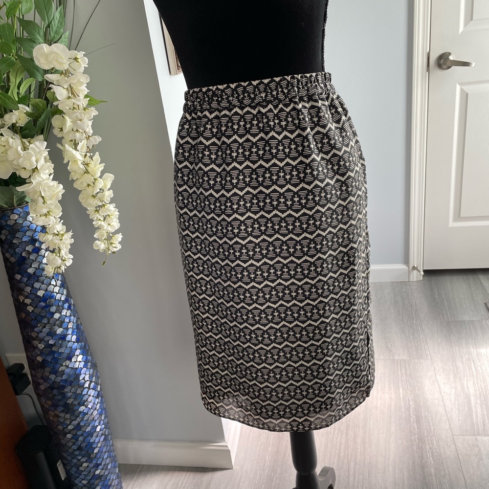 Ann Taylor Loft Skirt Black White Unique pattern Fully Lined Sz MT stretch waist